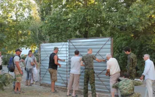 В Севастополе воскресный сход граждан на «Летчиках» закончился сносом забора 