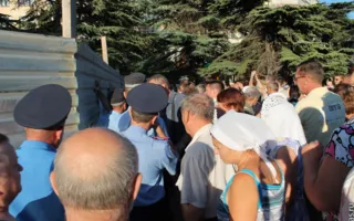 В Севастополе воскресный сход граждан на «Летчиках» закончился сносом забора 