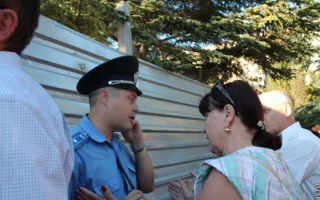 В Севастополе воскресный сход граждан на «Летчиках» закончился сносом забора 