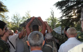 В Севастополе воскресный сход граждан на «Летчиках» закончился сносом забора 