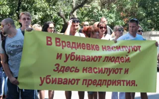В Севастополе директор ювелирной сети пикетировал Миндохов и прокуратуру. В налоговой не поняли, что это было 