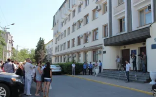В Севастополе директор ювелирной сети пикетировал Миндохов и прокуратуру. В налоговой не поняли, что это было 