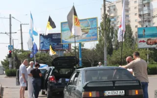 В Севастополе флот России поздравили еще одним автопробегом. Украинский флот пока не хотят поздравлять