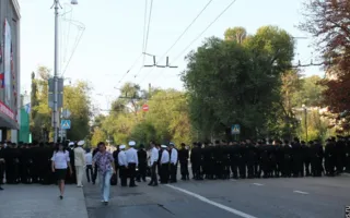В Севастополе Путин и Янукович приняли участие в Дне флота. Город очистили от людей, урн и Андреевских флагов