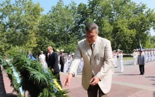 В Севастополе Путин и Янукович приняли участие в Дне флота. Город очистили от людей, урн и Андреевских флагов