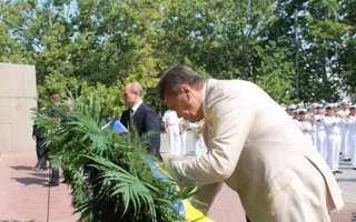 В Севастополе Путин и Янукович приняли участие в Дне флота. Город очистили от людей, урн и Андреевских флагов