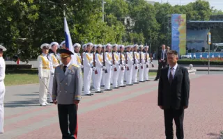В Севастополе Путин и Янукович приняли участие в Дне флота. Город очистили от людей, урн и Андреевских флагов