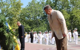 В Севастополе Путин и Янукович приняли участие в Дне флота. Город очистили от людей, урн и Андреевских флагов