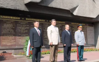В Севастополе Путин и Янукович приняли участие в Дне флота. Город очистили от людей, урн и Андреевских флагов