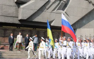 В Севастополе Путин и Янукович приняли участие в Дне флота. Город очистили от людей, урн и Андреевских флагов
