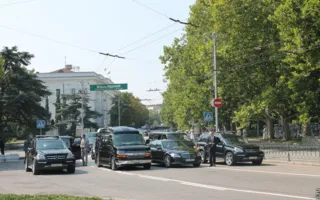 В Севастополе Путин и Янукович приняли участие в Дне флота. Город очистили от людей, урн и Андреевских флагов