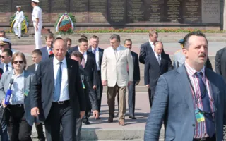 В Севастополе Путин и Янукович приняли участие в Дне флота. Город очистили от людей, урн и Андреевских флагов