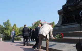 В Севастополе Путин и Янукович приняли участие в Дне флота. Город очистили от людей, урн и Андреевских флагов