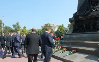 В Севастополе Путин и Янукович приняли участие в Дне флота. Город очистили от людей, урн и Андреевских флагов