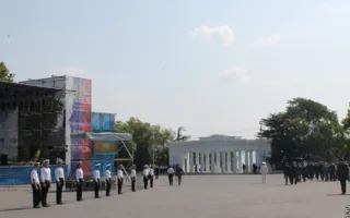 В Севастополе Путин и Янукович приняли участие в Дне флота. Город очистили от людей, урн и Андреевских флагов