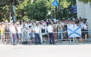 В Севастополе Путин и Янукович приняли участие в Дне флота. Город очистили от людей, урн и Андреевских флагов