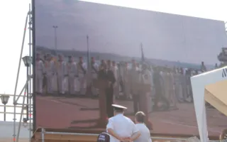 В Севастополе Путин и Янукович приняли участие в Дне флота. Город очистили от людей, урн и Андреевских флагов