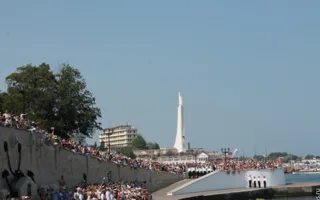 В Севастополе Путин и Янукович приняли участие в Дне флота. Город очистили от людей, урн и Андреевских флагов