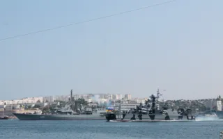 В Севастополе Путин и Янукович приняли участие в Дне флота. Город очистили от людей, урн и Андреевских флагов