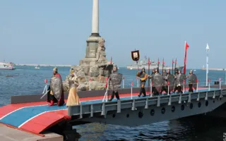 В Севастополе Путин и Янукович приняли участие в Дне флота. Город очистили от людей, урн и Андреевских флагов