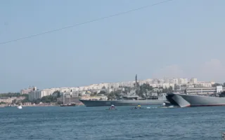 В Севастополе Путин и Янукович приняли участие в Дне флота. Город очистили от людей, урн и Андреевских флагов