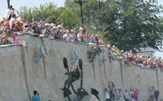 В Севастополе Путин и Янукович приняли участие в Дне флота. Город очистили от людей, урн и Андреевских флагов