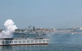 В Севастополе Путин и Янукович приняли участие в Дне флота. Город очистили от людей, урн и Андреевских флагов