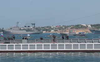 В Севастополе Путин и Янукович приняли участие в Дне флота. Город очистили от людей, урн и Андреевских флагов