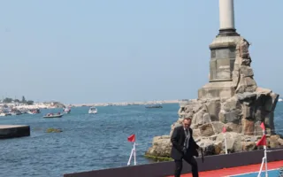 В Севастополе Путин и Янукович приняли участие в Дне флота. Город очистили от людей, урн и Андреевских флагов