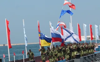 В Севастополе Путин и Янукович приняли участие в Дне флота. Город очистили от людей, урн и Андреевских флагов
