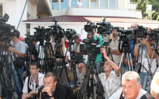В Севастополе Путин и Янукович приняли участие в Дне флота. Город очистили от людей, урн и Андреевских флагов