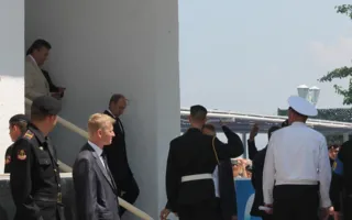 В Севастополе Путин и Янукович приняли участие в Дне флота. Город очистили от людей, урн и Андреевских флагов