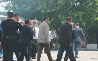 В Севастополе Путин и Янукович приняли участие в Дне флота. Город очистили от людей, урн и Андреевских флагов