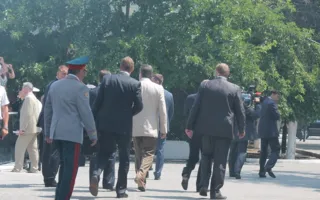 В Севастополе Путин и Янукович приняли участие в Дне флота. Город очистили от людей, урн и Андреевских флагов