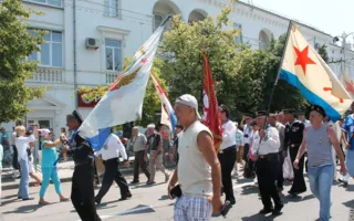 В Севастополе Путин и Янукович приняли участие в Дне флота. Город очистили от людей, урн и Андреевских флагов