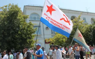 В Севастополе Путин и Янукович приняли участие в Дне флота. Город очистили от людей, урн и Андреевских флагов