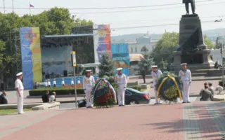 В Севастополе Путин и Янукович приняли участие в Дне флота. Город очистили от людей, урн и Андреевских флагов