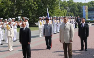 В Севастополе Путин и Янукович приняли участие в Дне флота. Город очистили от людей, урн и Андреевских флагов