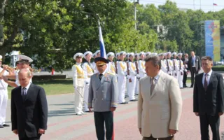 В Севастополе Путин и Янукович приняли участие в Дне флота. Город очистили от людей, урн и Андреевских флагов