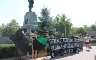 В Севастополе анархисты после зачистки военнослужащими ЧФ РФ провели пикет с требованием выделить им заброшенное здание
