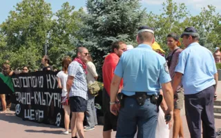 В Севастополе анархисты после зачистки военнослужащими ЧФ РФ провели пикет с требованием выделить им заброшенное здание
