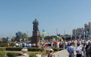 В Севастополе День Независимости отметили под флагами Партии регионов и ВО «Свобода»