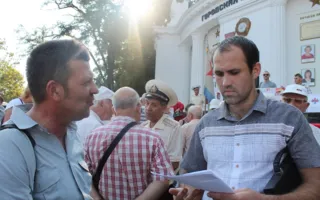 В Севастополе пикет Союза рабочих Севастополя и КПУ начался со стычки с исполнительной службой 
