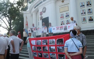 В Севастополе пикет Союза рабочих Севастополя и КПУ начался со стычки с исполнительной службой 