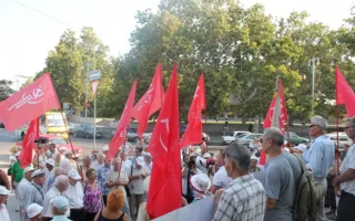 В Севастополе пикет Союза рабочих Севастополя и КПУ начался со стычки с исполнительной службой 