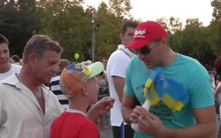 Севастополь на День Независимости запел на украинском языке и размахивал национальными флажками от УДАРа