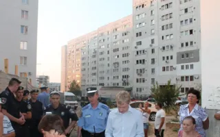 В Севастополе сход граждан на Кесаева оставил стоять строительный забор фирмы-застройщика мыса Хрустальный
