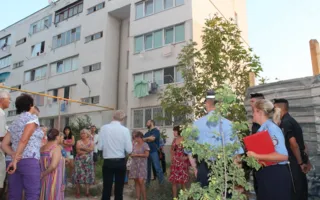 В Севастополе сход граждан на Кесаева оставил стоять строительный забор фирмы-застройщика мыса Хрустальный