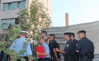 В Севастополе сход граждан на Кесаева оставил стоять строительный забор фирмы-застройщика мыса Хрустальный