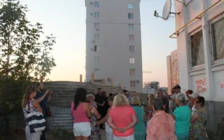 В Севастополе сход граждан на Кесаева оставил стоять строительный забор фирмы-застройщика мыса Хрустальный